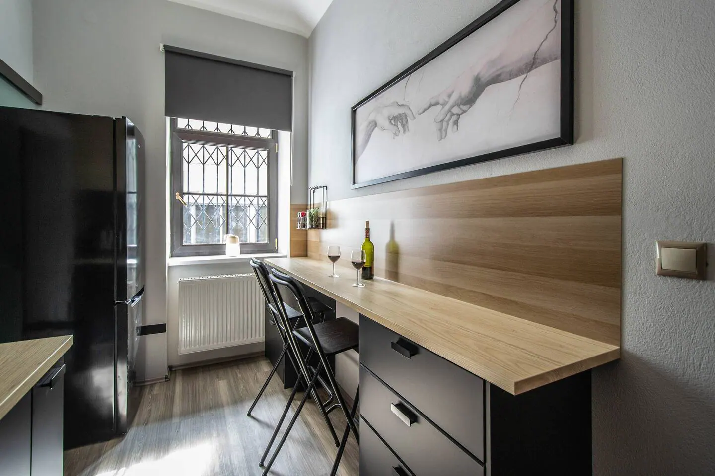 Útulný apartmán na Žižkově – noční pohled na osvětlený interiér s výhledem na Prahu